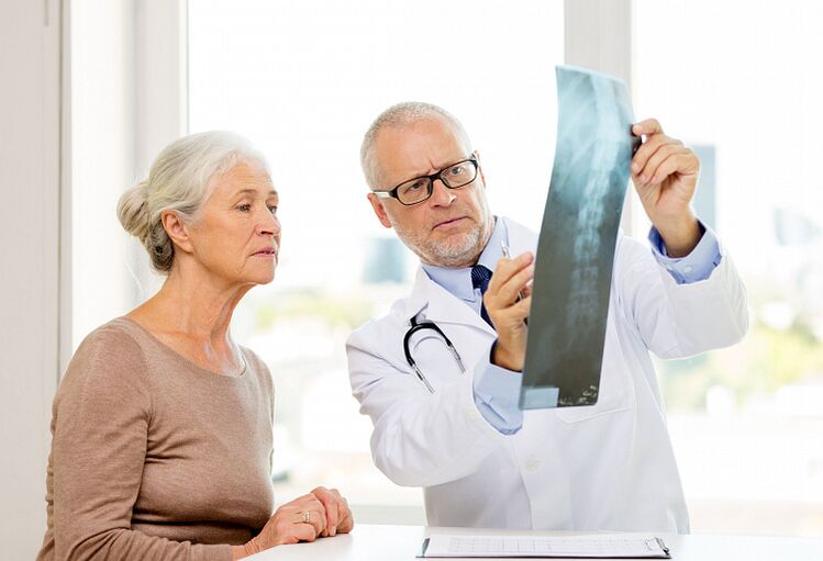Doctors determine cervical osteochondrosis in patients using radiography